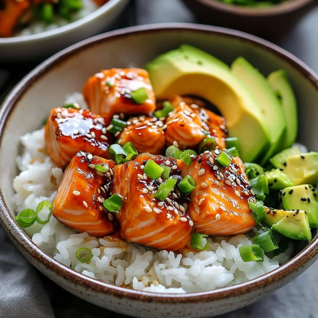 Lachs-Bowl mit süß-scharfer Sauce serviert in einer Schüssel.