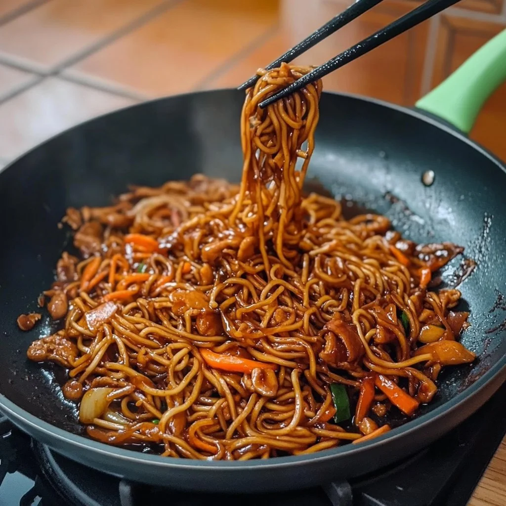 Frische Nudeln mit Enoki-Pilzen und Hähnchen auf einem Teller serviert.
