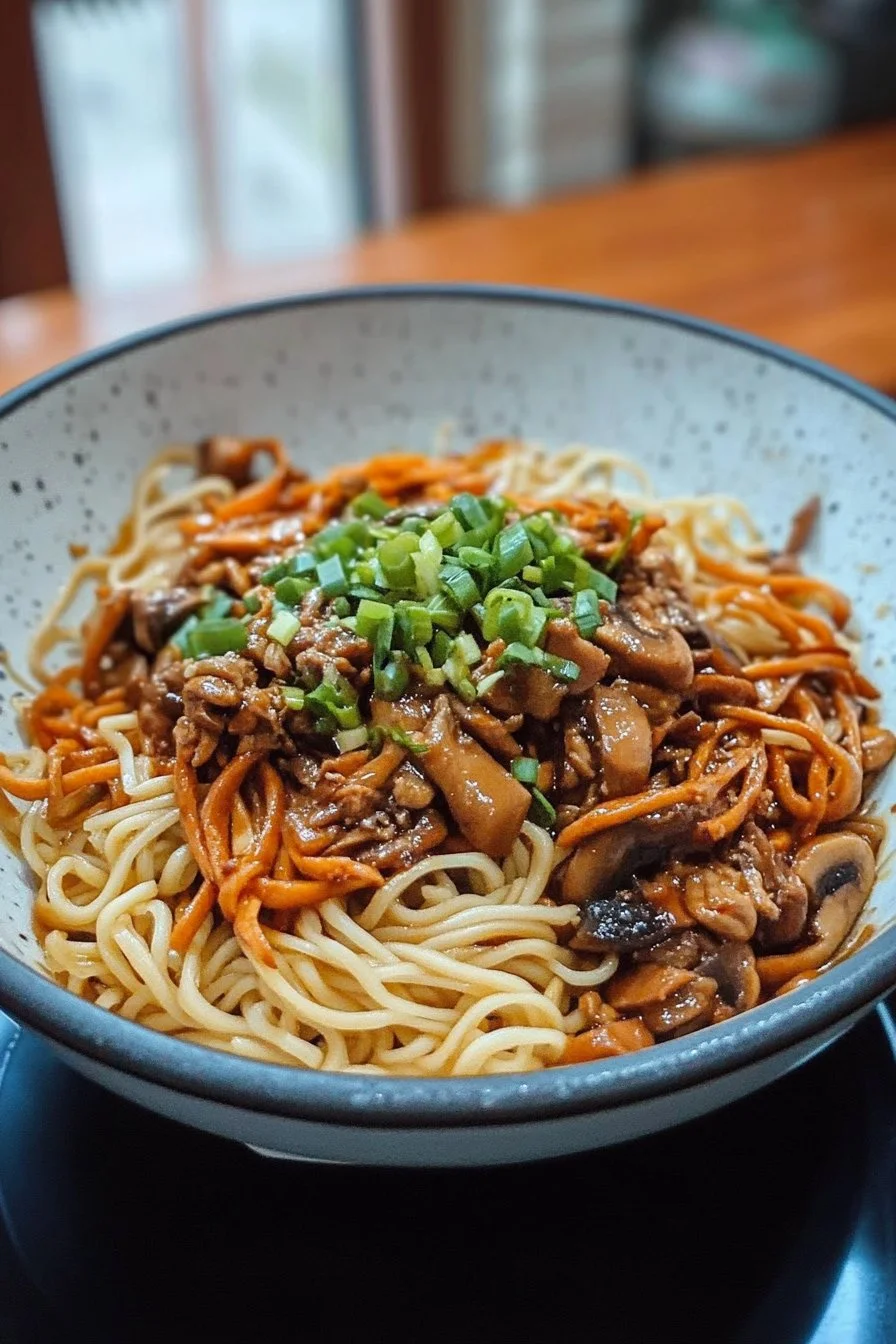 Frische Nudeln mit Enoki-Pilzen und Hähnchen